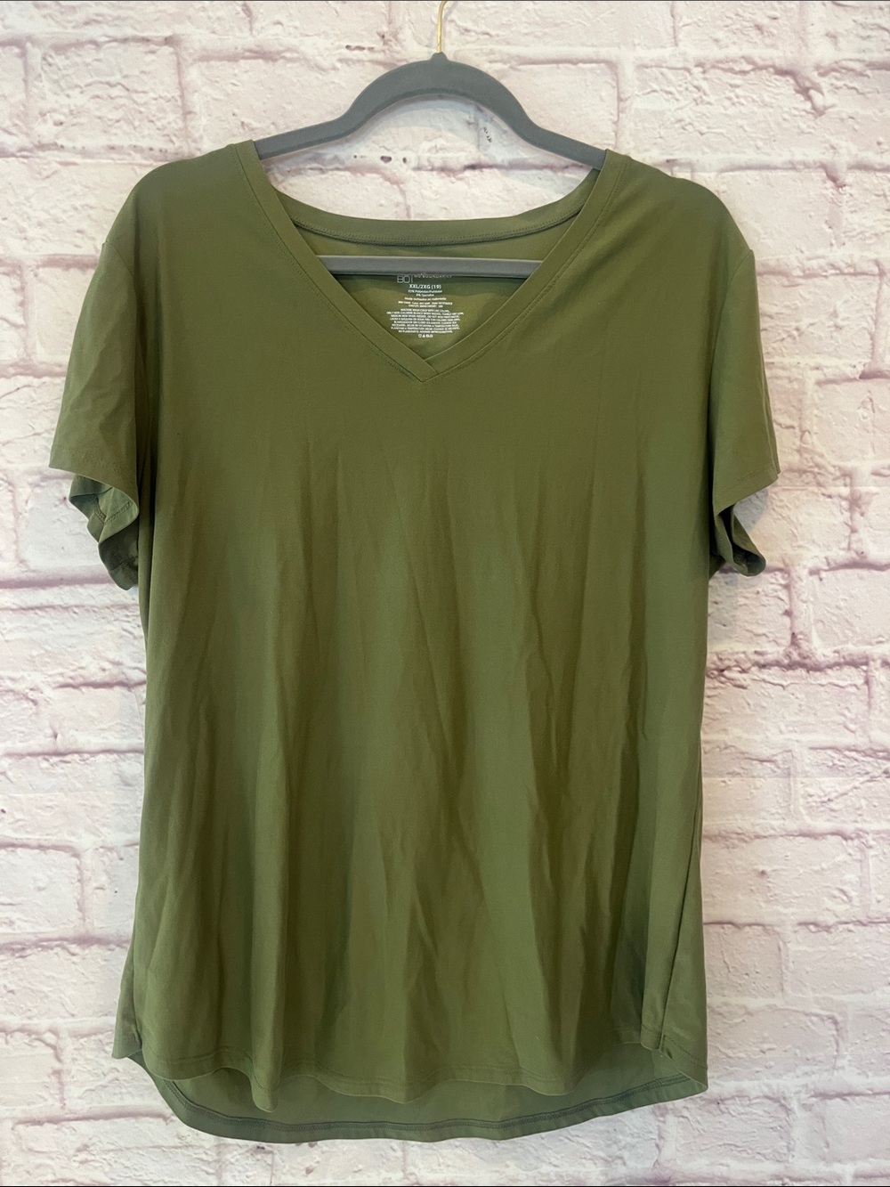 No Boundaries Olive Green V-Neck Short Sleeve Tee
